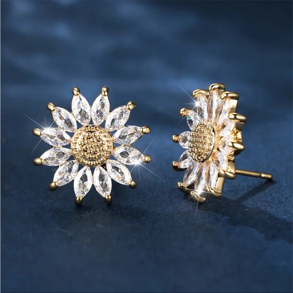 68. NEW Luxury White Crystal Stud Earring, Sparkling - Picture 3 of 4